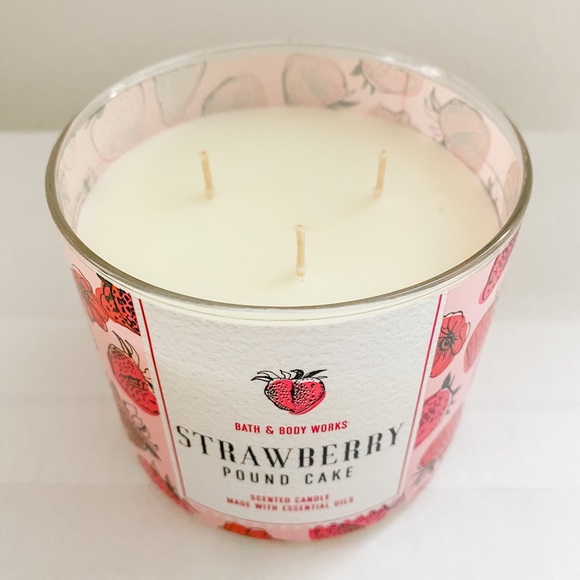 Bath and body works strawberry pound cake candle - Picture 2 of 3